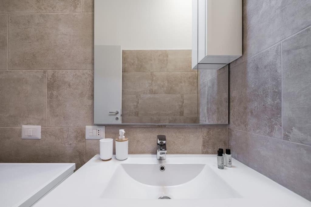 Linate Airport Elegant Suite,Tram 1 Minute Away Милан Экстерьер фото